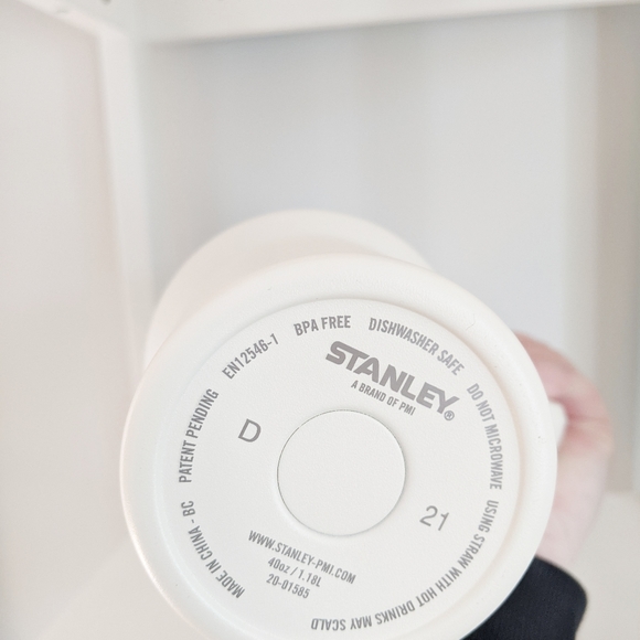 Stanley Cream Adventure Quencher Tumbler 40oz - Picture 4 of 4